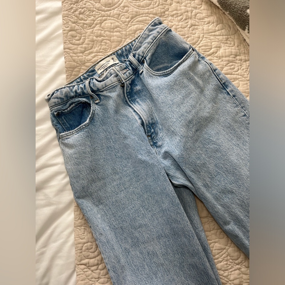 Abercrombie curve love 90s relaxed Jean in light
